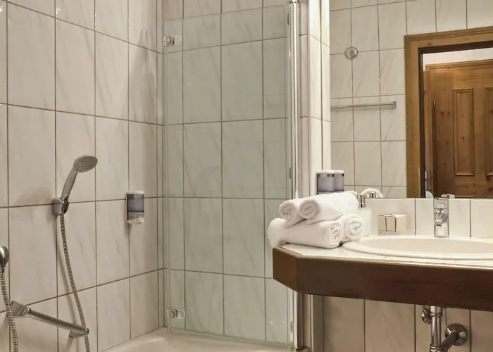 מלון Alpenresidenz Adler 4*